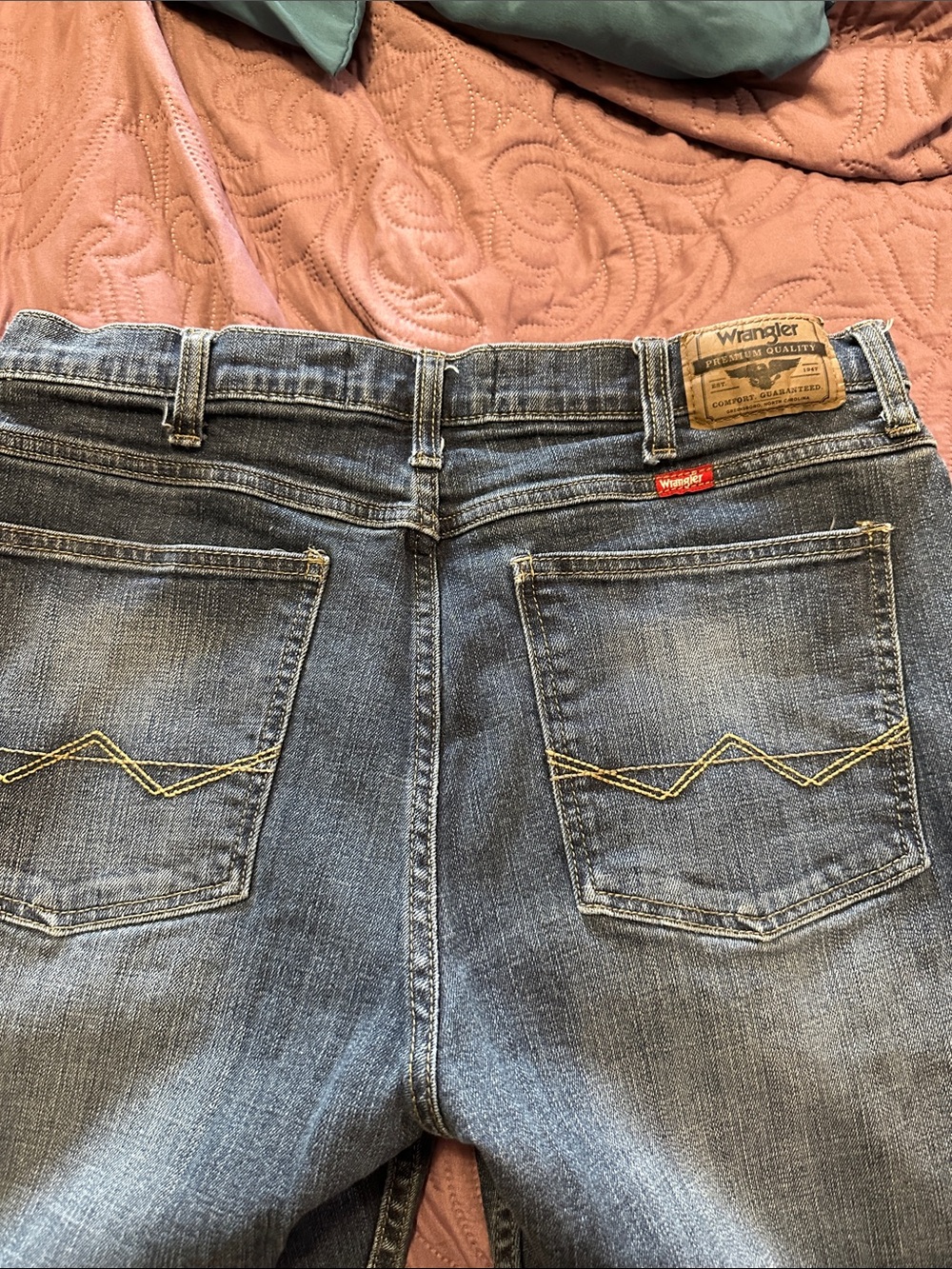 Wrangler Men’s Faded Blue Relaxed Jeans with Contrast Stitching